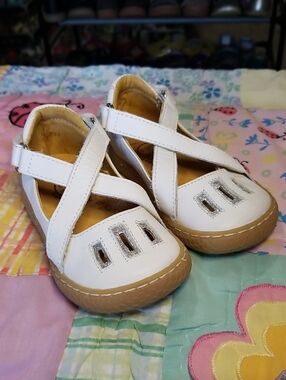 Livie & Luca White Leather Cross-Strap Girls' Walker Shoes Size 6 Luz
